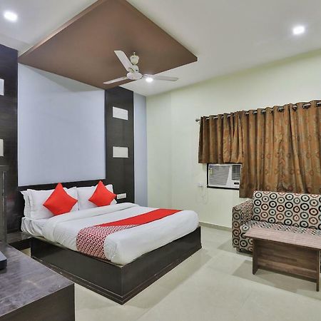 Oyo Flagship 19003 Hotel Rudra Mahal Ahmedabad Esterno foto