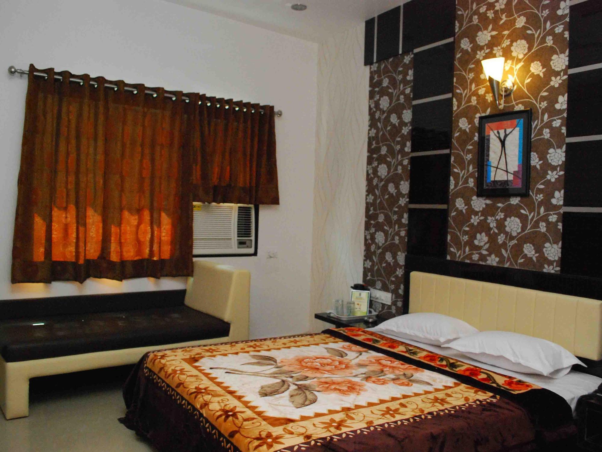 Oyo Flagship 19003 Hotel Rudra Mahal Ahmedabad Esterno foto