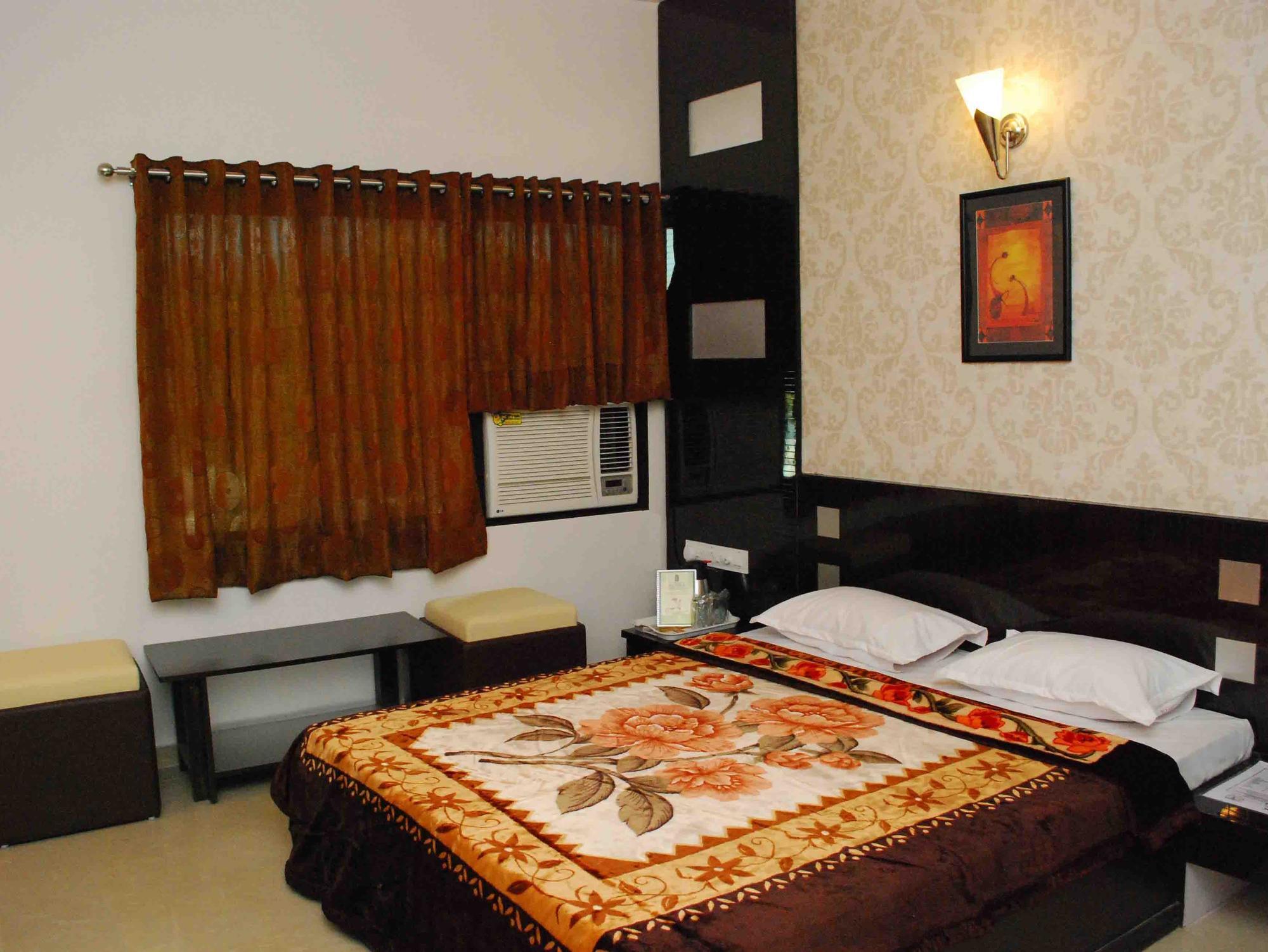 Oyo Flagship 19003 Hotel Rudra Mahal Ahmedabad Esterno foto