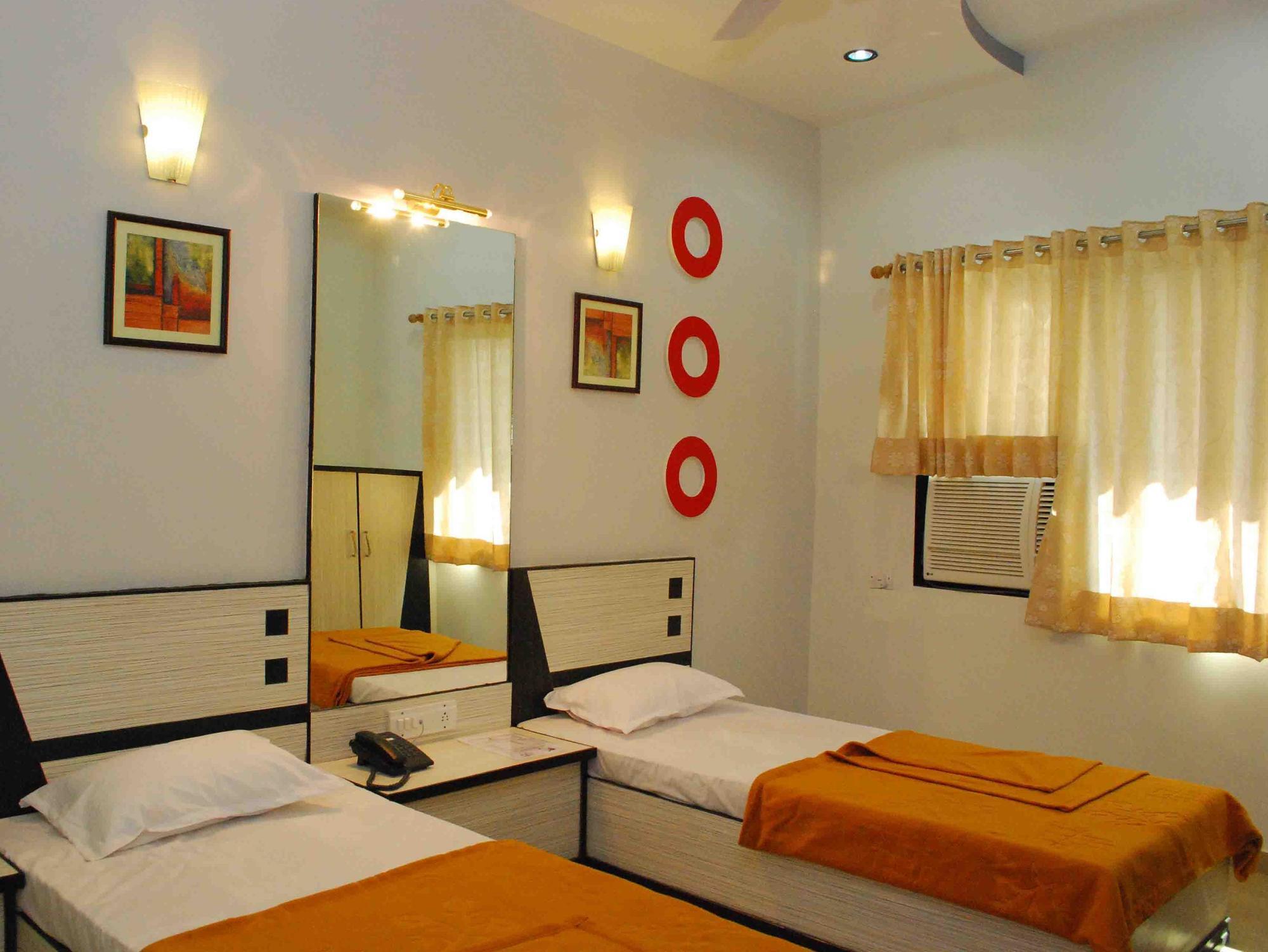 Oyo Flagship 19003 Hotel Rudra Mahal Ahmedabad Esterno foto