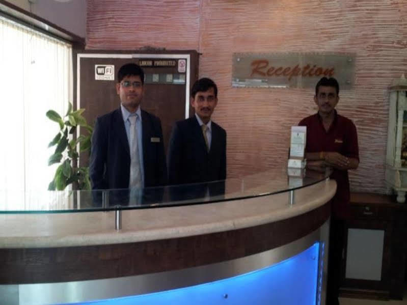 Oyo Flagship 19003 Hotel Rudra Mahal Ahmedabad Esterno foto
