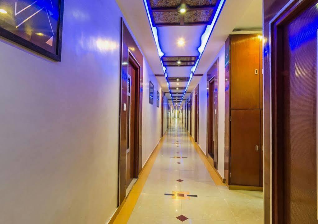 Oyo Flagship 19003 Hotel Rudra Mahal Ahmedabad Esterno foto