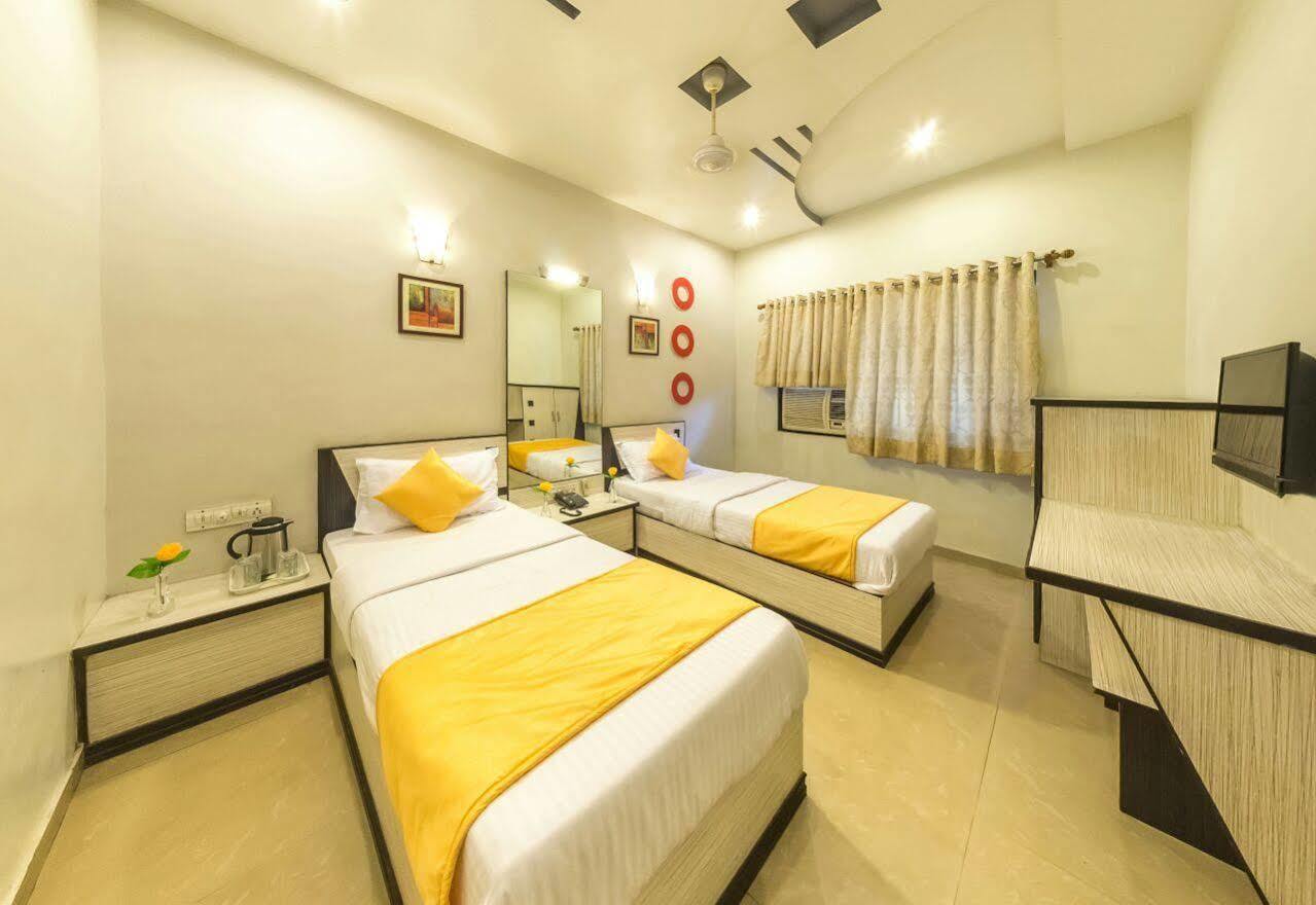 Oyo Flagship 19003 Hotel Rudra Mahal Ahmedabad Esterno foto